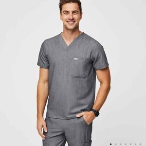 Figs Leon Mans M Gray Three Pocket Scrub Top Short Sleeve V-Neck Shirt
